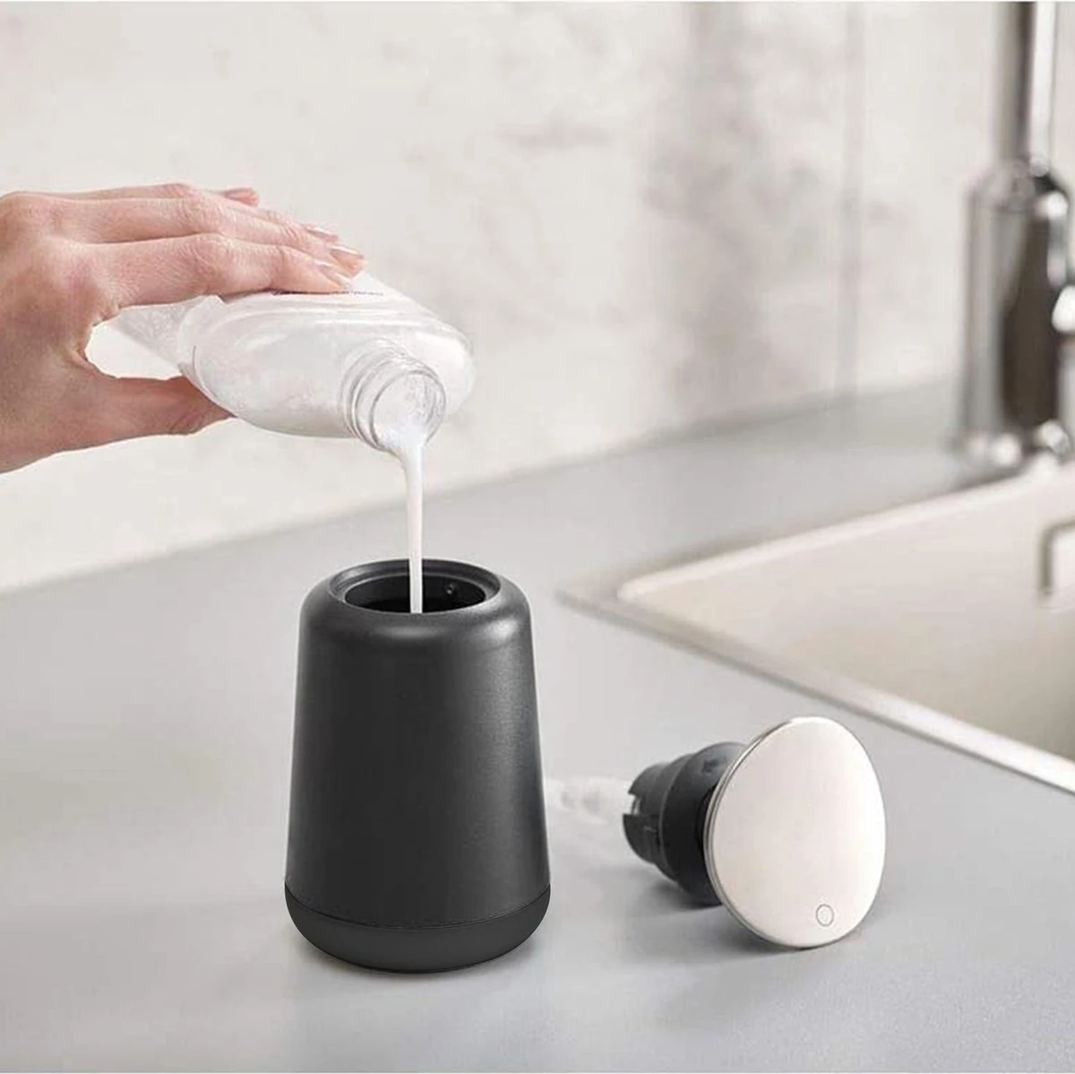 Wonix® - Zeepdispenser - Zeeppompje - Duw Met Pols - 300ml - Zwart 4 Wonix® - Zeepdispenser - Zeeppompje - Duw Met Pols - 300ml - Zwart - Afbeelding 4