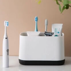 Merkloos Tandenborstelhouder Vrijstaand - Badkamer Organizer Met Lekbak - Badkamer Accessoires - 6 Sorteervakken - Tandenborstel - Wit Met Zwart 13 Merkloos Tandenborstelhouder Vrijstaand - Badkamer Organizer Met Lekbak - Badkamer Accessoires - 6 Sorteervakken - Tandenborstel - Wit Met Zwart -Merkloos Verkoop 1200x1200 1686