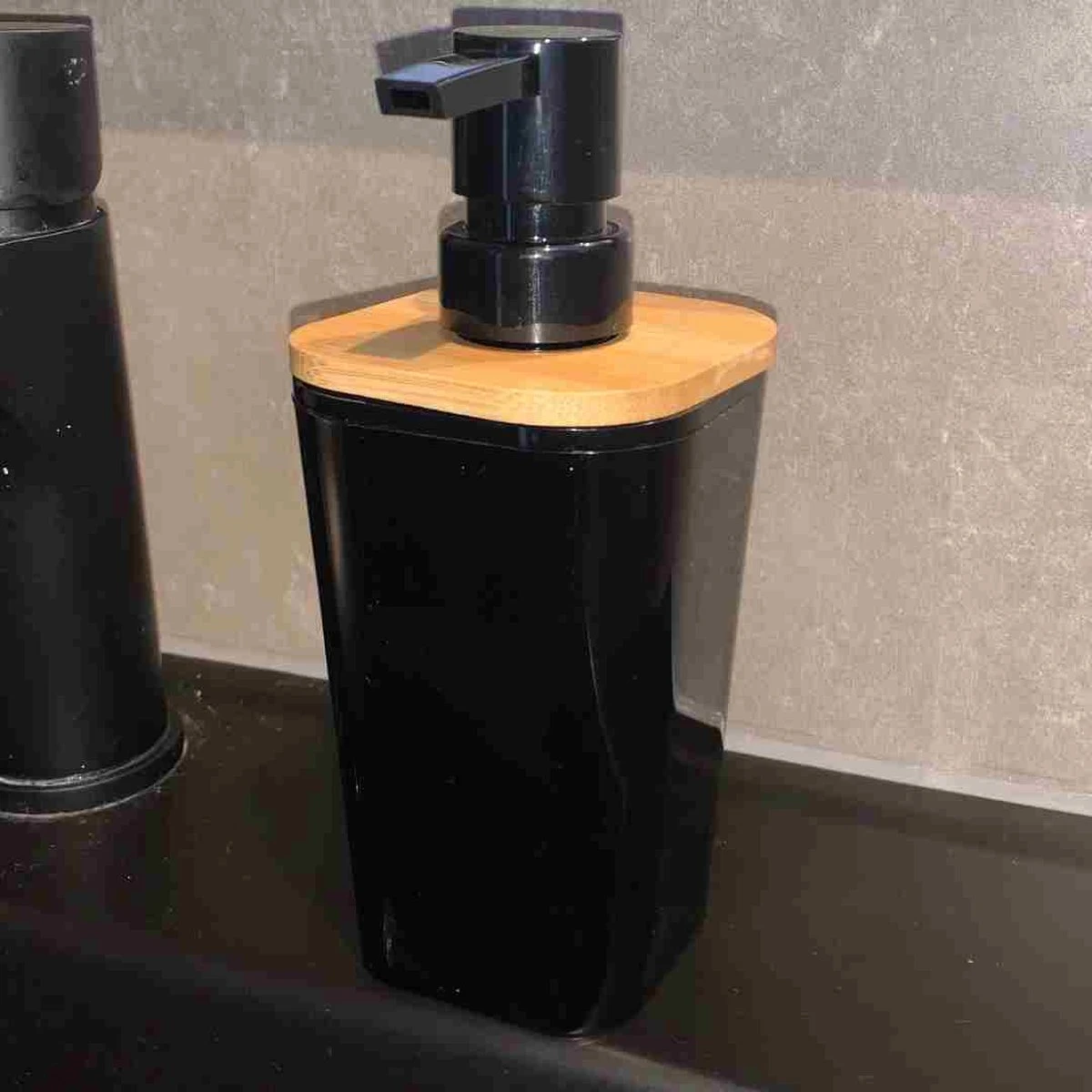 Bamboe Zeepdispenser - Bamboe Zeeppompje - Zeepdispenser - Zeeppompje - Zeepdispenser Zwart - Zeepdispensers - Zeeppomp - Formaat 18 X 7.5 X 7.5 Cm 2 Bamboe Zeepdispenser - Bamboe Zeeppompje - Zeepdispenser - Zeeppompje - Zeepdispenser Zwart - Zeepdispensers - Zeeppomp - Formaat 18 X 7.5 X 7.5 Cm - Afbeelding 2