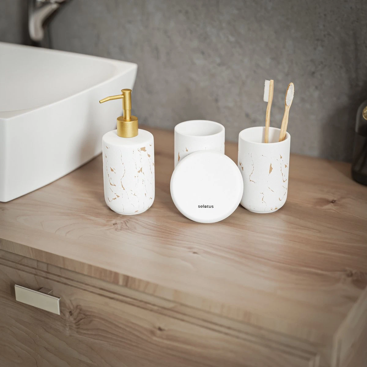 Selotus® Badkamer Set Van 4 – Badkamer Accessoires – Zeepdispenser – Dispenser - Tandenborstelhouder – Zeepbakje – Zeephouder – Vrijstaand – Planchet - Zeeppompje - – Wit Goud 2 Selotus® Badkamer Set Van 4 – Badkamer Accessoires – Zeepdispenser – Dispenser - Tandenborstelhouder – Zeepbakje – Zeephouder – Vrijstaand – Planchet - Zeeppompje - – Wit Goud - Afbeelding 2