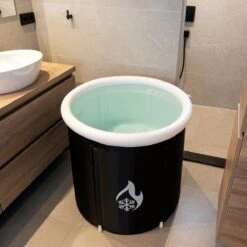 Opvouwbaar Zitbad Voor Volwassenen - Bath Bucket - Ijsbad - Inklapbaar Bad - Zwart - Opblaasbad - Inclusief Voetpomp - Inclusief Ingebouwd Zitkussen 13 Opvouwbaar Zitbad Voor Volwassenen - Bath Bucket - Ijsbad - Inklapbaar Bad - Zwart - Opblaasbad - Inclusief Voetpomp - Inclusief Ingebouwd Zitkussen -Merkloos Verkoop 1200x1200 2680