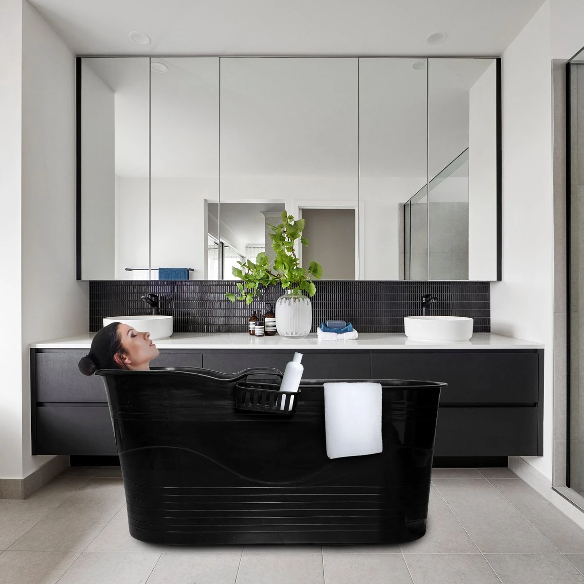 LIFEBATH - Zitbad Mira - Bath Bucket XL - Inclusief Hoofdkussen - 400L - Ligbad 122 Cm - Zwart 5 LIFEBATH - Zitbad Mira - Bath Bucket XL - Inclusief Hoofdkussen - 400L - Ligbad 122 Cm - Zwart - Afbeelding 5