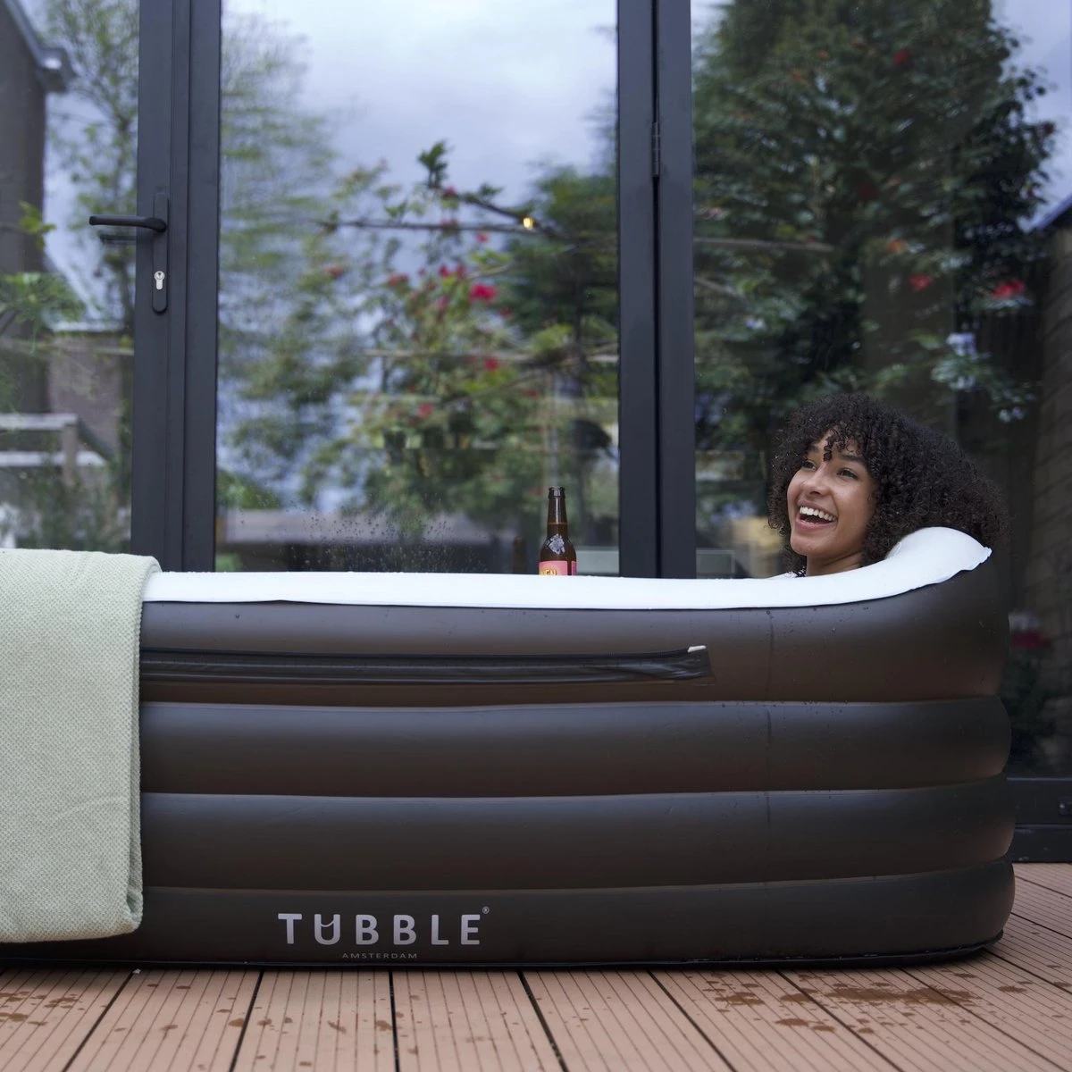 Tubble® Tubble® Royale Opblaasbaar Ligbad - Onyx Black – Voor Volwassenen Tot 188cm - Opbouwbaar - 255L - Inclusief Tubble Cleaner 2 Tubble® Tubble® Royale Opblaasbaar Ligbad - Onyx Black – Voor Volwassenen Tot 188cm - Opbouwbaar - 255L - Inclusief Tubble Cleaner - Afbeelding 2