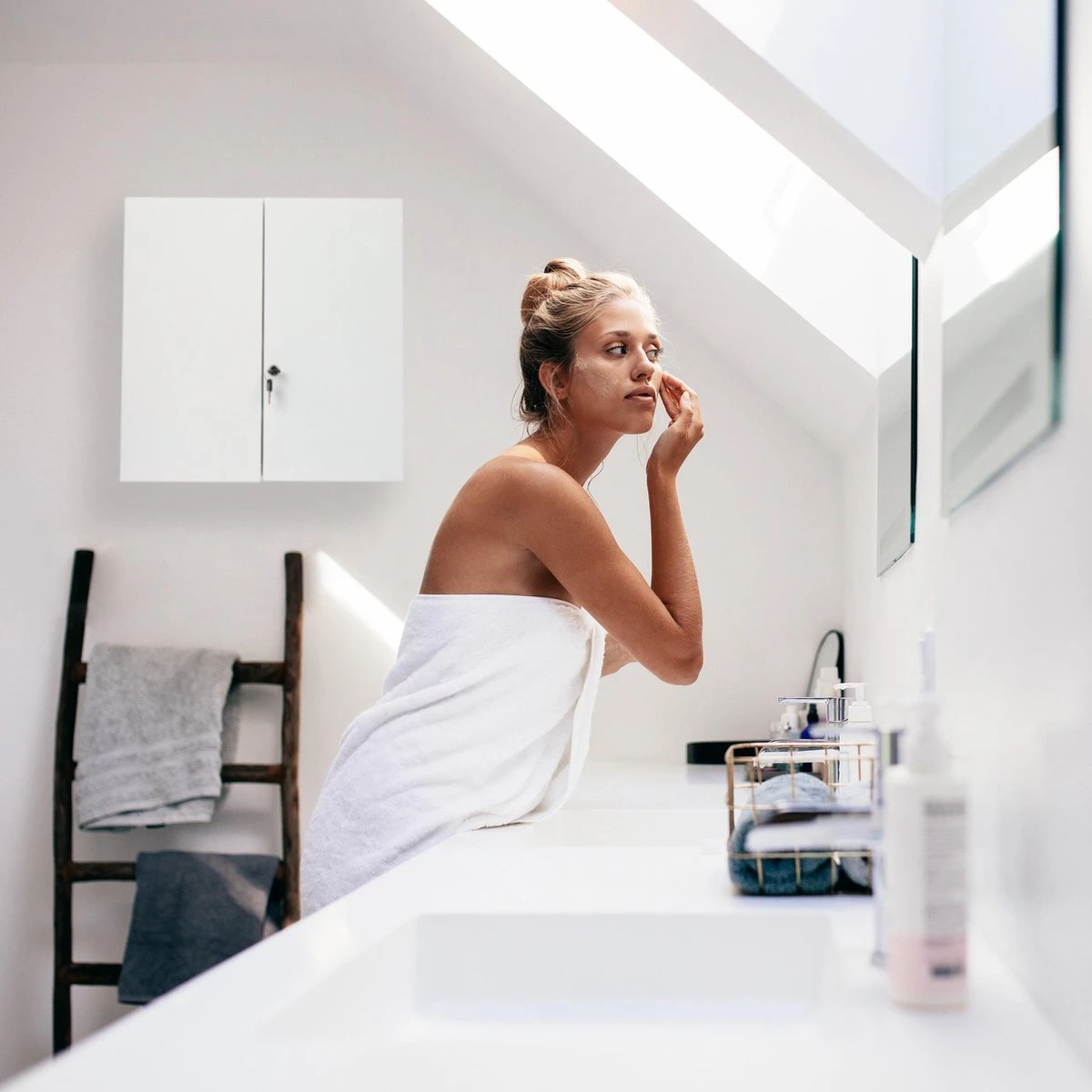 Relaxdays Medicijnkastje Afsluitbaar - Medicatiekastje - Badkamerkast Medicijnen - Wit 3 Relaxdays Medicijnkastje Afsluitbaar - Medicatiekastje - Badkamerkast Medicijnen - Wit - Afbeelding 3