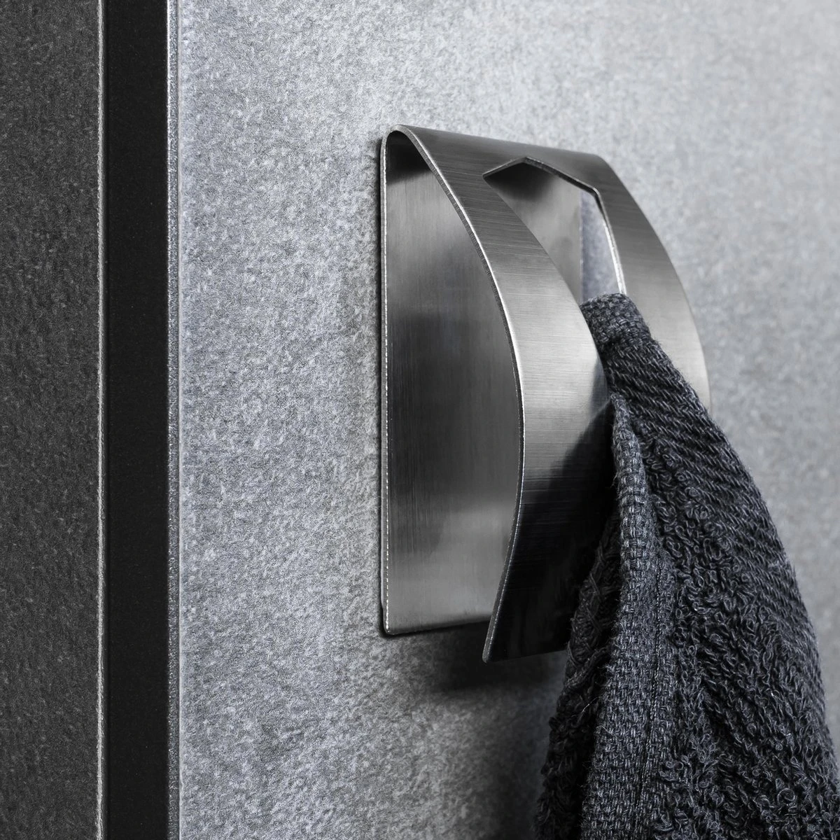 QUVIO Handdoek Houder RVS - Handdoek Of Theedoek Klem Met Plakstrip Voor In Keuken, Badkamer, Toilet Of Bijkeuken - Strak Design En Geen Schroeven Nodig - Staal - Klem - Theedoek 5 QUVIO Handdoek Houder RVS - Handdoek Of Theedoek Klem Met Plakstrip Voor In Keuken, Badkamer, Toilet Of Bijkeuken - Strak Design En Geen Schroeven Nodig - Staal - Klem - Theedoek - Afbeelding 5