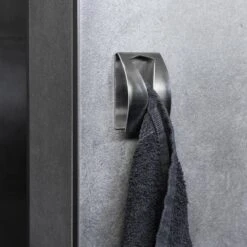 QUVIO Handdoek Houder RVS - Handdoek Of Theedoek Klem Met Plakstrip Voor In Keuken, Badkamer, Toilet Of Bijkeuken - Strak Design En Geen Schroeven Nodig - Staal - Klem - Theedoek 13 QUVIO Handdoek Houder RVS - Handdoek Of Theedoek Klem Met Plakstrip Voor In Keuken, Badkamer, Toilet Of Bijkeuken - Strak Design En Geen Schroeven Nodig - Staal - Klem - Theedoek -Merkloos Verkoop 1200x1200 775