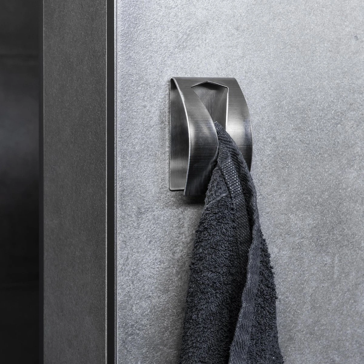 QUVIO Handdoek Houder RVS - Handdoek Of Theedoek Klem Met Plakstrip Voor In Keuken, Badkamer, Toilet Of Bijkeuken - Strak Design En Geen Schroeven Nodig - Staal - Klem - Theedoek 6 QUVIO Handdoek Houder RVS - Handdoek Of Theedoek Klem Met Plakstrip Voor In Keuken, Badkamer, Toilet Of Bijkeuken - Strak Design En Geen Schroeven Nodig - Staal - Klem - Theedoek - Afbeelding 6