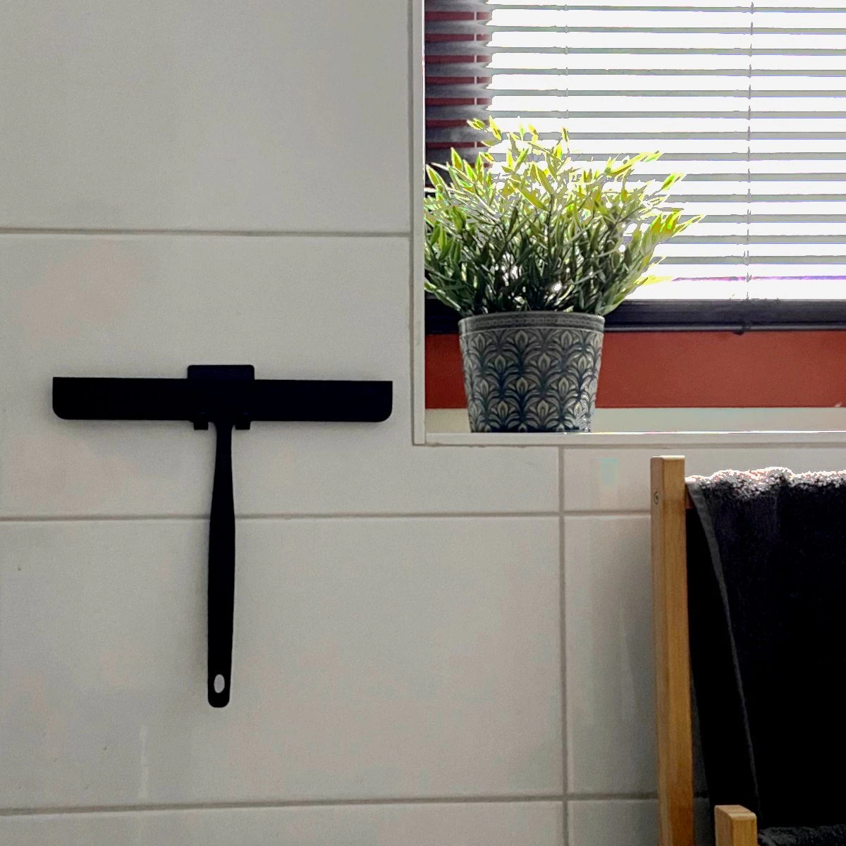 Vannons - Douchewisser Zwart - Douche Trekker Met Zelfklevende Ophanghaak - Met Borstel - Siliconen - Zwart 2 Vannons - Douchewisser Zwart - Douche Trekker Met Zelfklevende Ophanghaak - Met Borstel - Siliconen - Zwart - Afbeelding 2