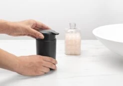 Brabantia ReNew Zeepdispenser - 250 Ml - Dark Grey 13 Brabantia ReNew Zeepdispenser - 250 Ml - Dark Grey -Merkloos Verkoop 1200x841 1