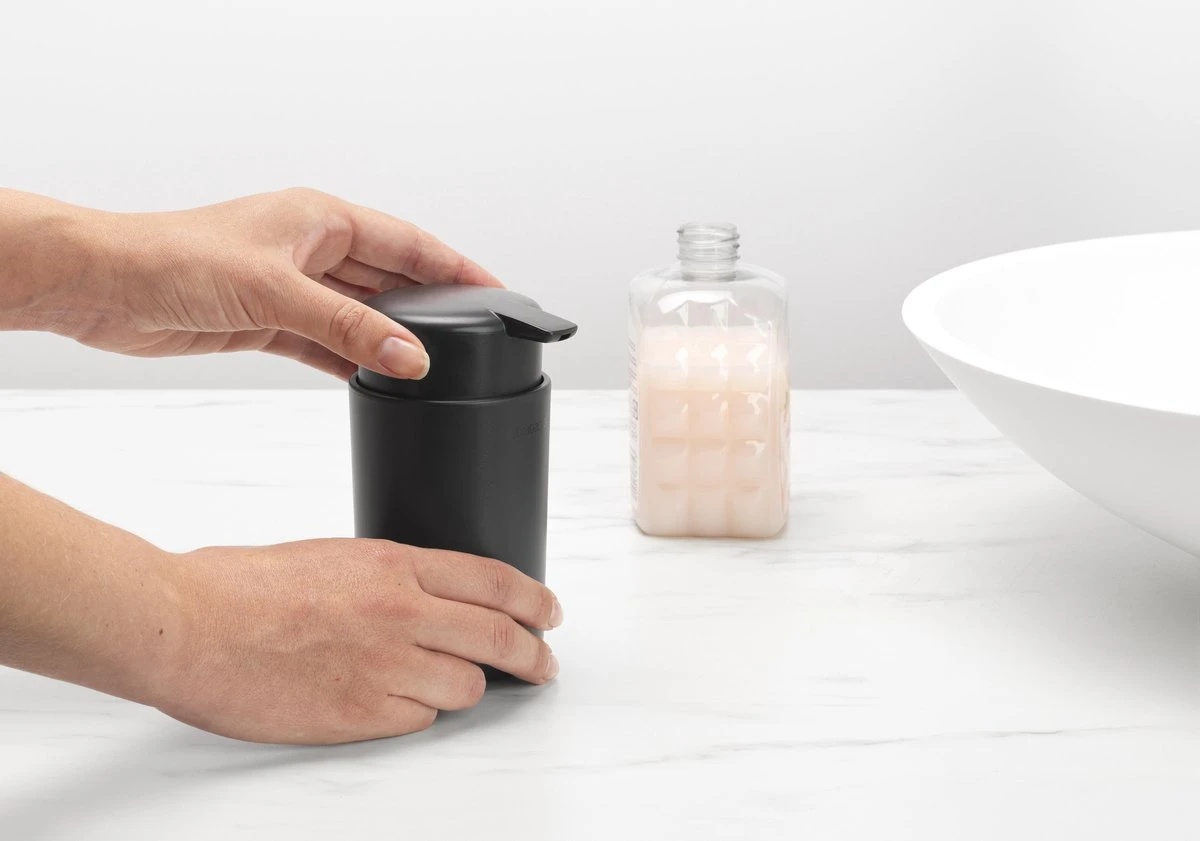 Brabantia ReNew Zeepdispenser - 250 Ml - Dark Grey 3 Brabantia ReNew Zeepdispenser - 250 Ml - Dark Grey - Afbeelding 3
