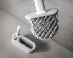 Lopoleis WC Borstel – Toiletborstel – Gesloten Bodem – WC Borstel Met Randreiniger – Siliconen – Grijs – WC Borstel Met Houder – Vrijstaand – Hangend – WC Borstel En Houder 11 Lopoleis WC Borstel – Toiletborstel – Gesloten Bodem – WC Borstel Met Randreiniger – Siliconen – Grijs – WC Borstel Met Houder – Vrijstaand – Hangend – WC Borstel En Houder -Merkloos Verkoop 1200x959 1