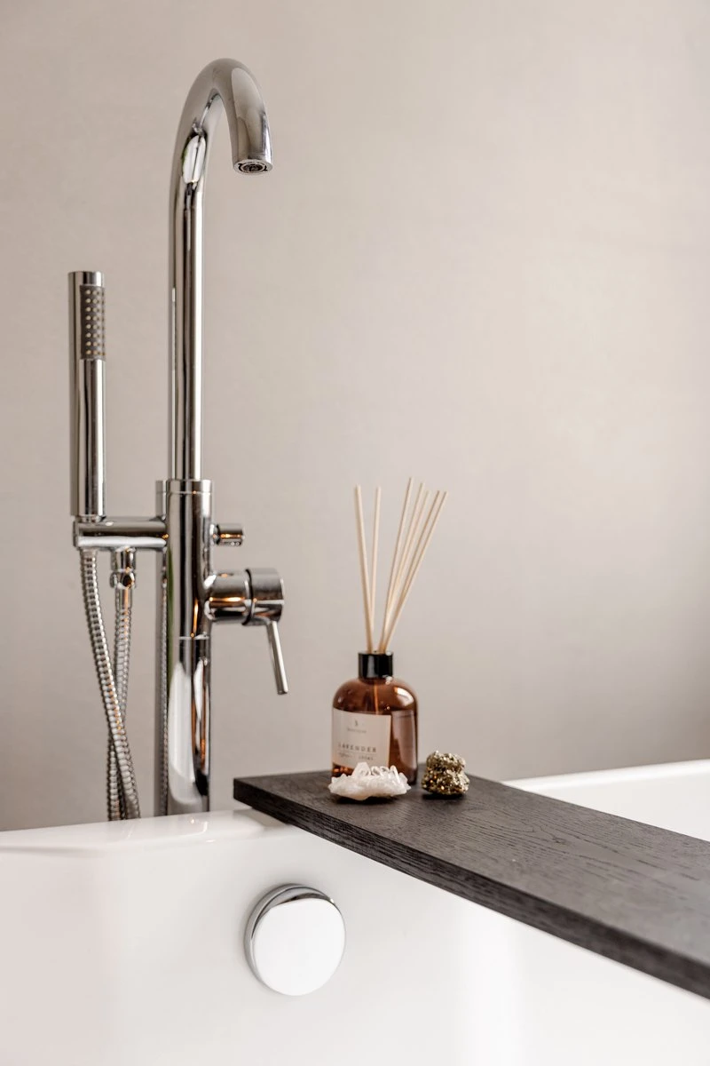 Luxe Badplank Zwart 85 Cm - Badplank Voor In Bad - Eiken Hout - Sterk En Duurzaam Materiaal - Massief Eikenhout - Badrek Zwart 5 Luxe Badplank Zwart 85 Cm - Badplank Voor In Bad - Eiken Hout - Sterk En Duurzaam Materiaal - Massief Eikenhout - Badrek Zwart - Afbeelding 5