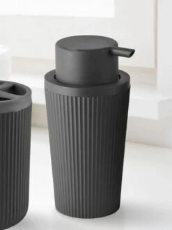 Badkamer Set - 5 Accessoires - Tandenborstelhouder - Zeepdispenser - WC Borstel - Zeepbakje - ZWART - Kayslus 7 Badkamer Set - 5 Accessoires - Tandenborstelhouder - Zeepdispenser - WC Borstel - Zeepbakje - ZWART - Kayslus -Merkloos Verkoop 897x1200 1