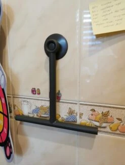 Douche Wisser Met Zuignap - Zwart - Raam Wisser - Raam Trekker - Badkamer Trekker - Badkamer Wisser 13 Douche Wisser Met Zuignap - Zwart - Raam Wisser - Raam Trekker - Badkamer Trekker - Badkamer Wisser -Merkloos Verkoop 910x1200 1