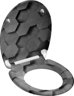SCHÜTTE WC-Bril 82392 GREY HEXAGONS - Duroplast - Soft Close - Afklikbaar - RVS-Scharnieren - Decor - 3-zijdige Print 11 SCHÜTTE WC-Bril 82392 GREY HEXAGONS - Duroplast - Soft Close - Afklikbaar - RVS-Scharnieren - Decor - 3-zijdige Print -Merkloos Verkoop 929x1200 3