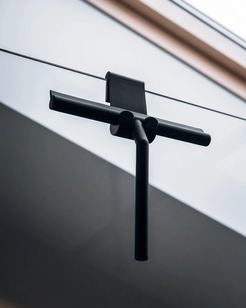 Douchewisser Zwart Met Ophangsysteem- Badkamer Accessoires- Raamwisser- Trekker Douche- Silicone- 21cm X 16cm 6 Douchewisser Zwart Met Ophangsysteem- Badkamer Accessoires- Raamwisser- Trekker Douche- Silicone- 21cm X 16cm - Afbeelding 6