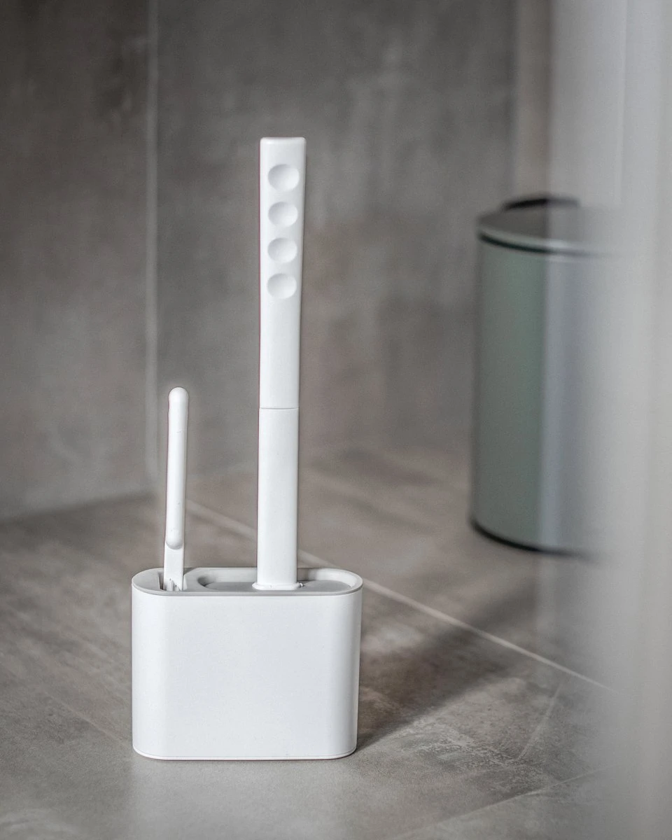 Lopoleis WC Borstel – Toiletborstel – Gesloten Bodem – WC Borstel Met Randreiniger – Siliconen – Grijs – WC Borstel Met Houder – Vrijstaand – Hangend – WC Borstel En Houder 4 Lopoleis WC Borstel – Toiletborstel – Gesloten Bodem – WC Borstel Met Randreiniger – Siliconen – Grijs – WC Borstel Met Houder – Vrijstaand – Hangend – WC Borstel En Houder - Afbeelding 4